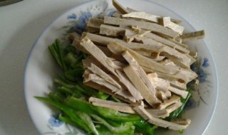 尖椒炒香糕的做法 怎样制作尖椒炒香糕