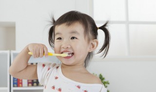 小孩子牙上有黑渍去除妙招 小孩子牙上有黑渍怎么去除