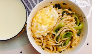 如何制作家庭版油泼面 家庭版油泼面做法介绍