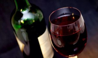 睡前喝红酒有什么好处和坏处 睡前喝红酒有哪些好处和坏处