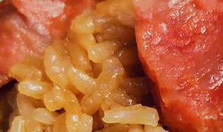 川味腊肠焖饭电饭煲做法步骤 怎么做川味腊肠焖饭电饭煲