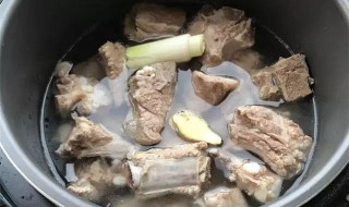薯仔莲子煲猪排骨的做法 薯仔莲子煲猪排骨怎么做
