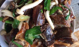 蒜叶炒板鸭步骤 蒜叶炒板鸭的做法