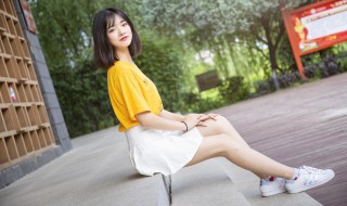 春季短百褶裙的穿搭方法 春秋冬季百褶裙搭配