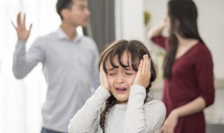 孩子不愿出门不愿见人的原因（小孩不愿出门怕见人）