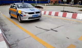 科二上坡起步的正确方法 考科二时上坡起步的教程