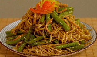 豇豆鸡丝焖面怎么弄 豇豆鸡丝焖面需要哪些材料