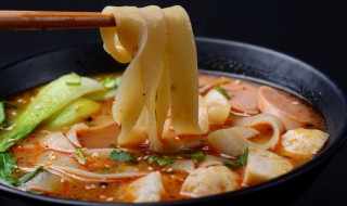 鸡肉卷焖面怎么做 土豆鸡块焖面的做法