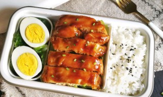 甜椒香料嫩鸡腿便当的做法 怎样制作甜椒香料嫩鸡腿便当