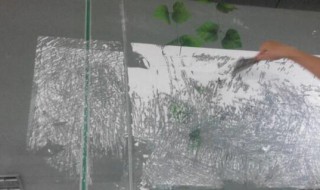 处理玻璃上的粘胶妙招 处理玻璃上的粘胶的方法