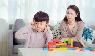 父母如何陪伴孩子成长（父母陪伴孩子成长的好处）