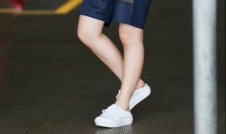 休闲白色运动鞋配什么裤子 休闲白色运动鞋怎么搭配裤子