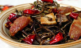 腊排骨炖蕨菜怎么做 蕨菜腊味合蒸的做法