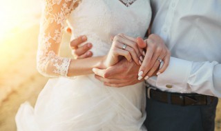 给新婚夫妇的祝福语 祝福新人结婚快乐的祝词大全