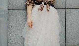 杏色百褶纱裙的穿搭方法 杏色百褶纱裙怎么搭