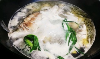 鲫鱼杂烩汤做法步骤 鲫鱼杂烩汤怎么做