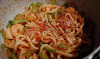 黑椒虾仁乌冬面怎么做 黑椒虾仁乌冬面的做法