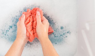 纯棉衣服怎么洗不缩水不变形 如何洗纯棉衣服不缩水