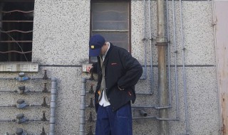 棒球服男生宽松点好还是修身点好