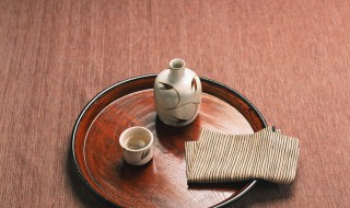 蜂王浆泡酒的主要作用是什么 蜂王浆泡酒有什么用