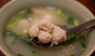 酸辣牛肉丸汤怎么做 酸辣肉丸汤的家常做法分享