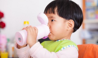 三四岁的孩子叛逆的表现（三四岁小孩是不是有个叛逆期）