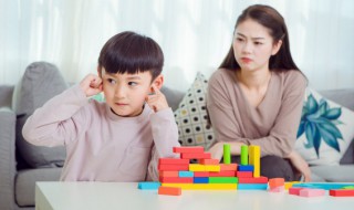 家长怎样表扬和鼓励孩子 家长应该怎样鼓励表扬孩子