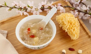 银耳莲子羹的功效作用 吃银耳莲子汤的好处是什么