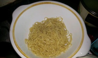 鸡蛋碱面的做法步骤 怎样做鸡蛋碱面
