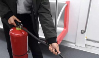 灭火器保险销拔出方法 灭火器保险销怎么拔出