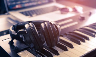 眼鼻嘴音译歌词 眼鼻嘴音译歌词是什么