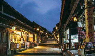 衣服店门面什么颜色旺财（服装店招牌什么颜色最旺财）