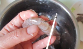 挑虾线妙招 如何挑虾线