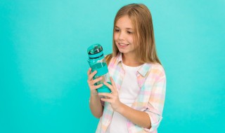 孩子总爱动手打人怎么办（小孩老爱动手打人是怎么回事）
