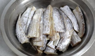 带鱼段怎么处理内脏 带鱼段处理内脏方法
