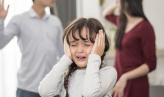 孩子被孤立该不该转学（孩子在学校受孤立需转学吗）