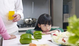 宝宝吃饭含着不咽怎么办 宝宝吃饭含着不咽解决方法